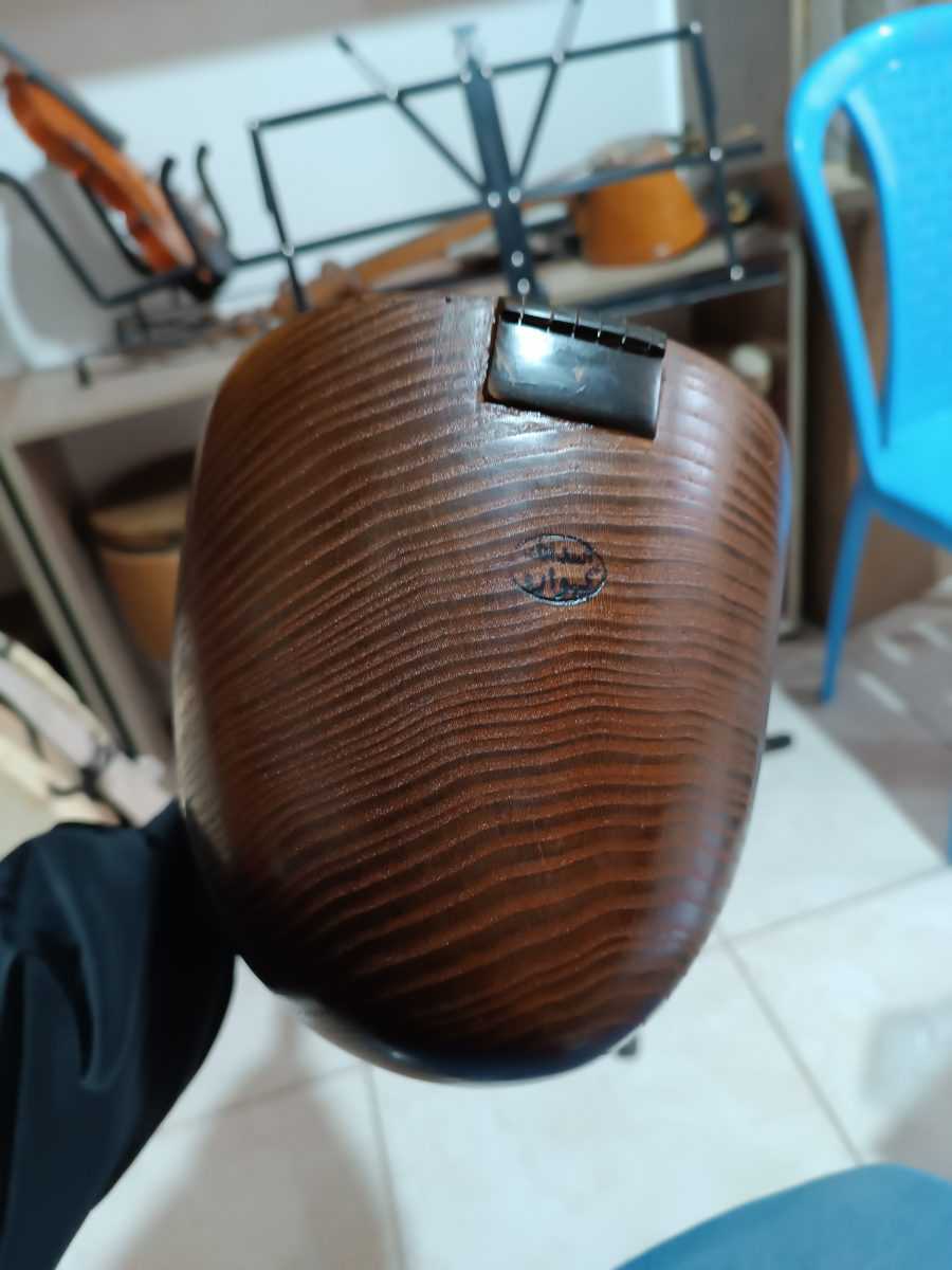 تصویر 1 — تنبور استاد اسدالله گهواره 